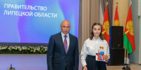 21 августа, в правительстве региона состоялась торжественная церемония вручения паспортов, приуроченная к празднованию Дня Государственного флага Российской Федерации. - Долгоруковский муниципальный район